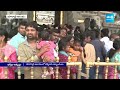 Devotees Facing Problems due to Huge Rush at Yadadri Temple |@SakshiTV  - 02:42 min - News - Video