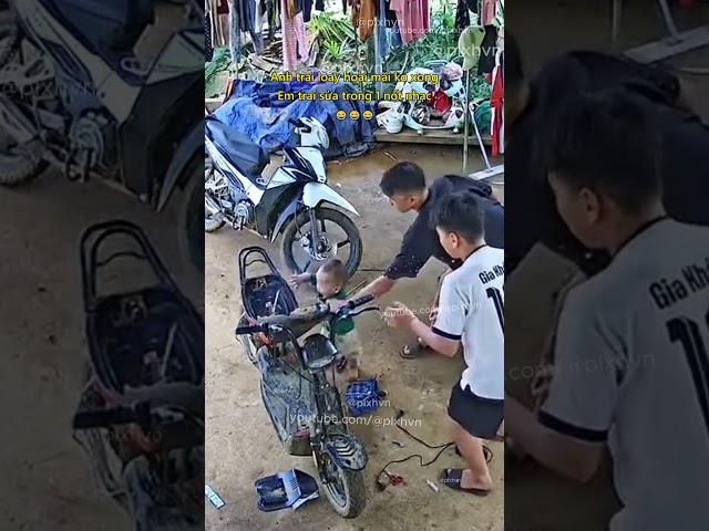 Em trai sửa xe cho anh trong 1 nốt nhạc😂 #giadinh #treem #haihuoc #vuive #vuinhon #cliphai #clipvui