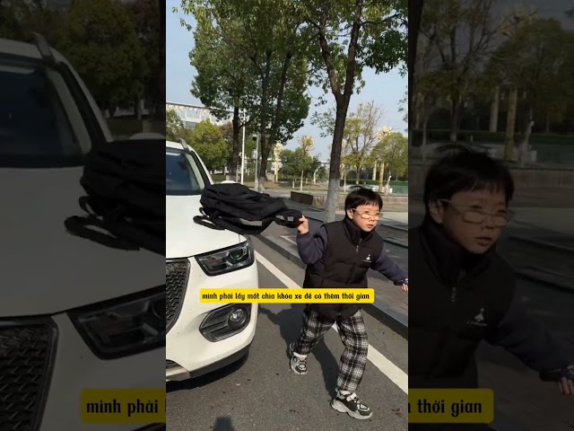 cậu bé dũng cảm chặn chiếc xe đánh lừa gã đàn ông xấu xa kịp thời giải cứu cô gái trên chiếc xe.