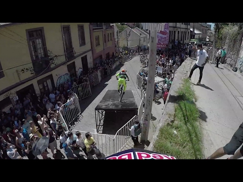 Follow the Leader Urban Downhill MTB Edition | Red Bull Valparaíso