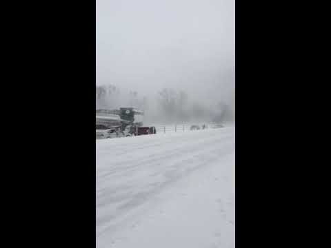 Многу опасна, верижна сообраќајка на снег во Мичиген, САД