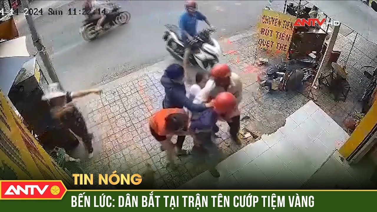 Video chủ tiệm vàng cùng người dân nhanh trí khống chế, ghì cổ kẻ cướp giật lắc vàng ở Long An |ANTV