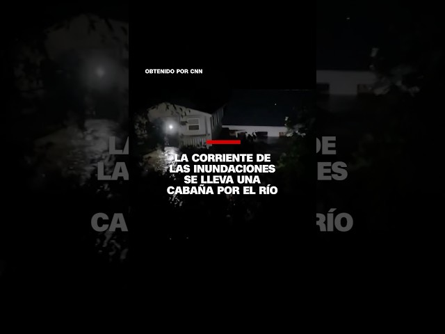 La corriente de las inundaciones se lleva una cabaña por el río