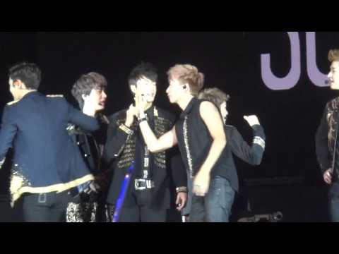 SUPER JUNIOR saludando a las fans, hablando en español 💙 || 슈퍼주니어 SS5 in Peru 130427