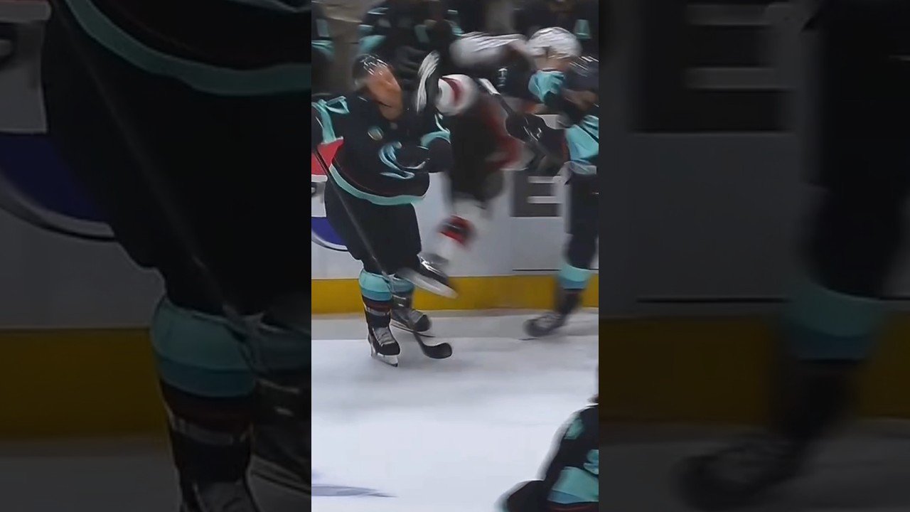 Jaden Schwartz se fait assommer par un patin, mais évite le pire! 😬#NHL