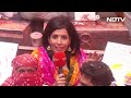 Holi 2024: बाँके बिहारी मंदिर में होली के रंग  - 01:16 min - News - Video