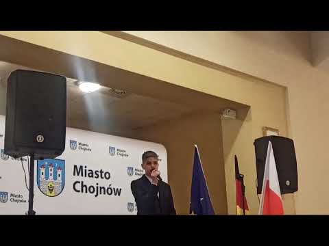 Kadr z filmu Występ Michała Kowalczyka podczas wizyty w Chojnowie delegacji z miasta partnerskiego Egelsbach