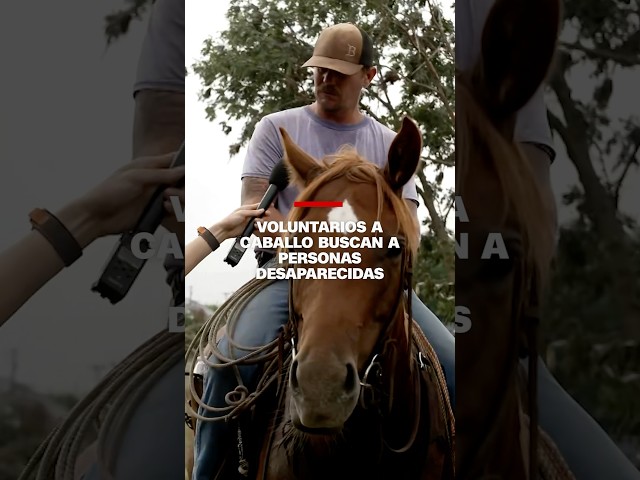 Voluntarios a caballo buscan a personas desparecidas