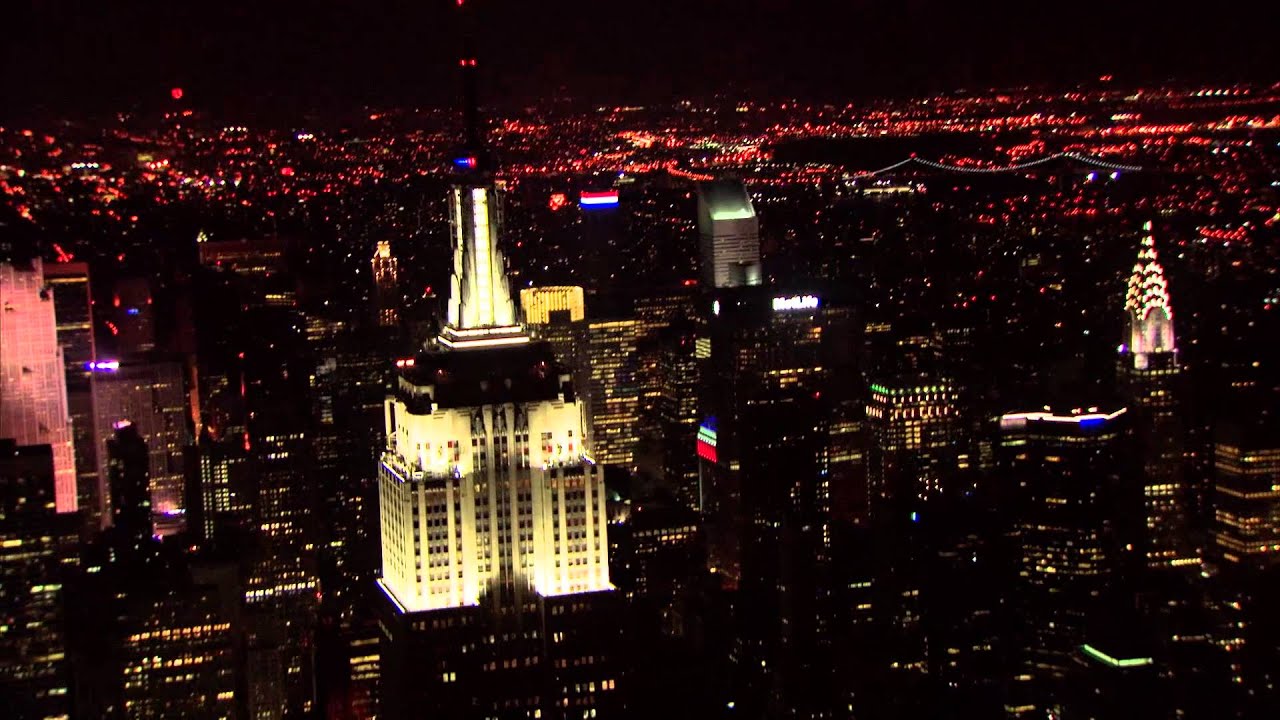 the-empire-state-building-lights-up-during-the-37th-annual-macy-s