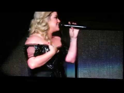 Kelly Clarkson announces pregnancy, tries to sing Piece by Piece while crying