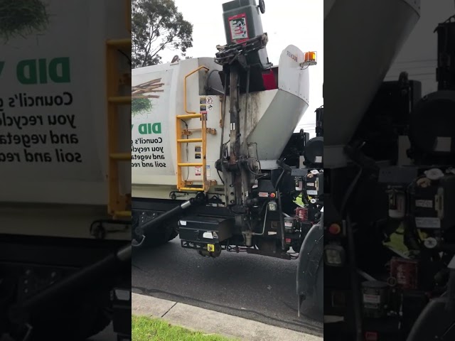 Caminhão de lixo automático