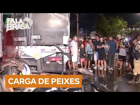 População saqueia carga de peixes após acidente com caminhão em Contagem (MG)