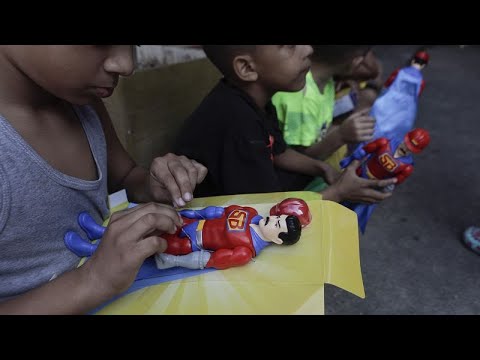 Boneco parecido com Maduro para as crianças venezuelanas neste Natal
