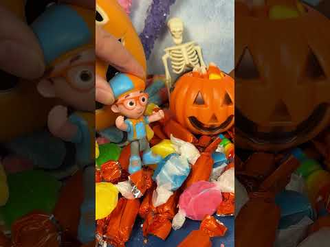 Spooky Toy Maze Challenge! 👻🎁 Halloween Fun #blippi #gameshorts #candy