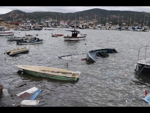 Foça'da fırtına nedeniyle tekneler battı