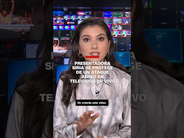 Presentadora siria se protege de un ataque aéreo en televisión en vivo