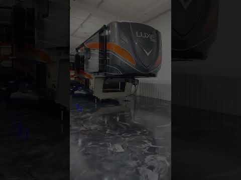 Luxe 49RH Regent Hauler