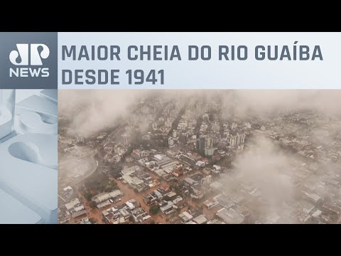 Moradores deixam casas após inundações em Porto Alegre