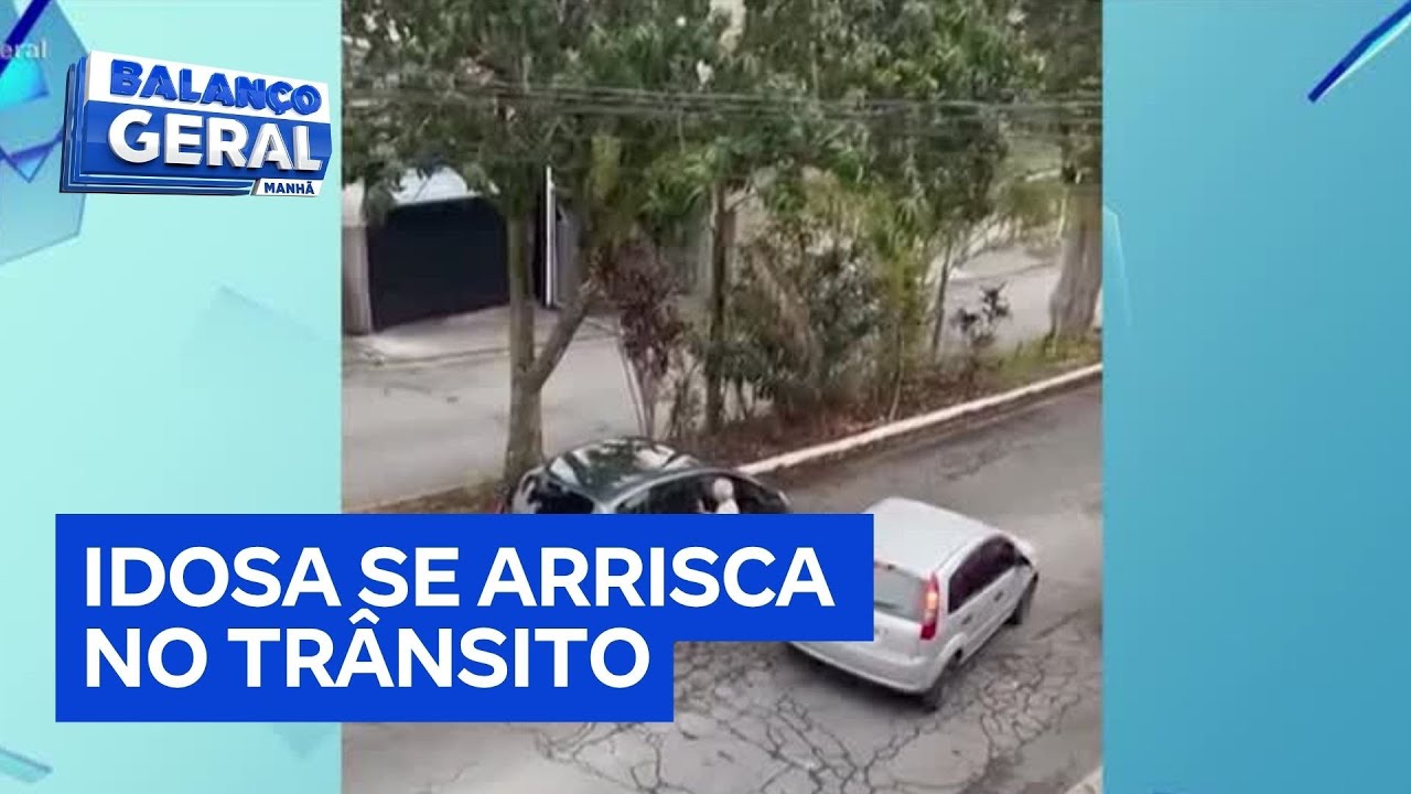 Idosa se arrisca entre carros para pedir dinheiro em Ribeirão Pires SP