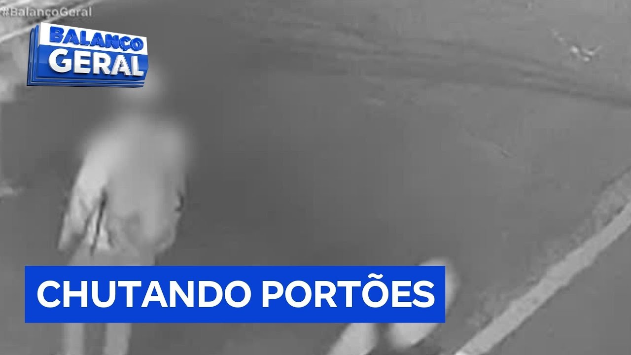 Dentro da Notícia Jovem chuta portão de casa e responsável se recusa a arcar com os danos
