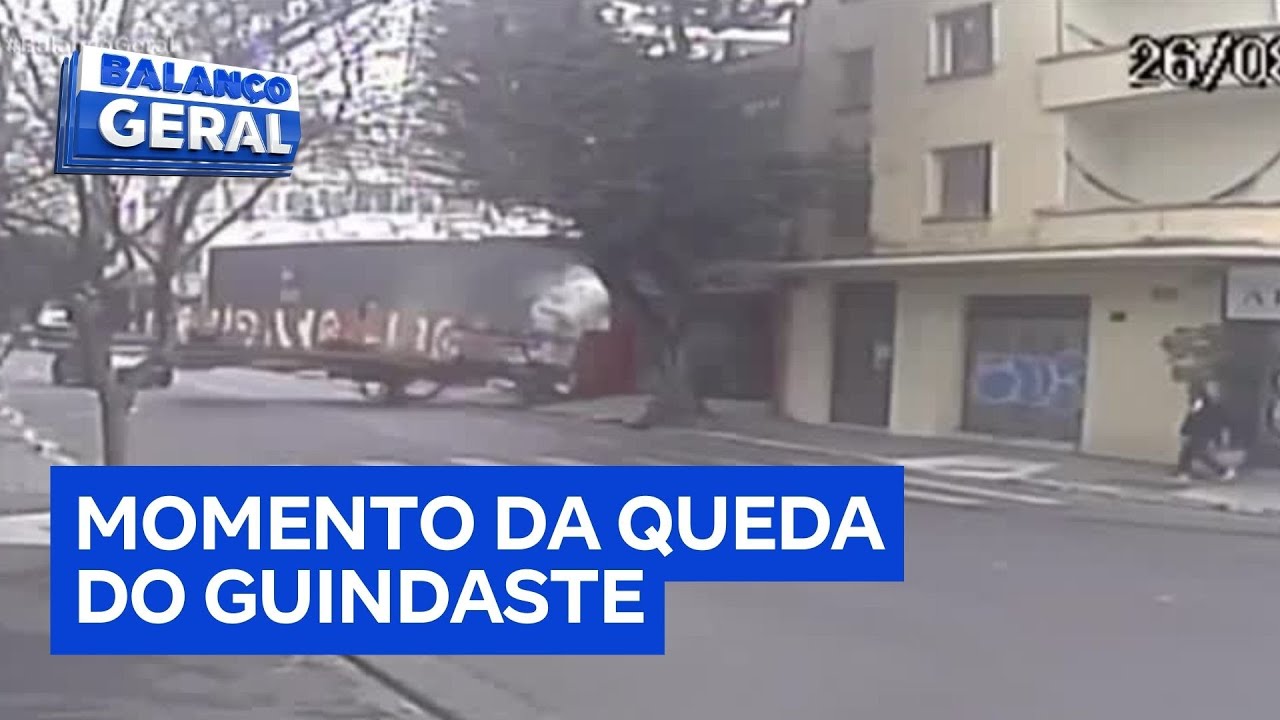 Veja o momento em que máquina de obras cai no centro de São Paulo