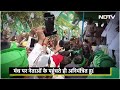 Tejasawi Yadav की सभा में बेकाबू भीड़ ने तोड़े बैरिकेडिंग | वीडियो वायरल | Bihar | Top News | NDTV  - 02:27 min - News - Video