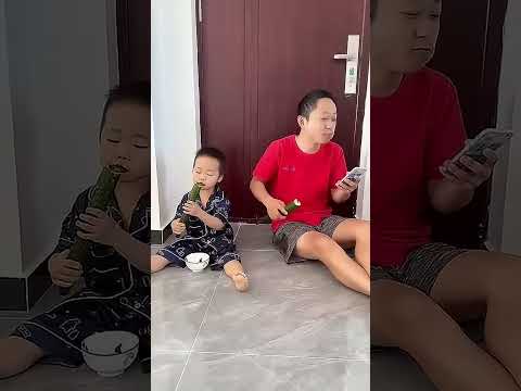 爸爸沉迷看手机，儿子把酱拿走了都不知道太逗了！#Cute baby#Cute#呆萌小米宝#聪明宝宝#萌娃