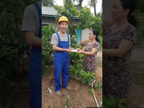 Tiền đưa vợ như. .. lấy 100k nó chưởi ... 🤣🤣🤣