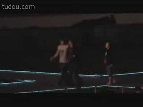Jaejoong watchin Zhang Li Yin at rehearsal