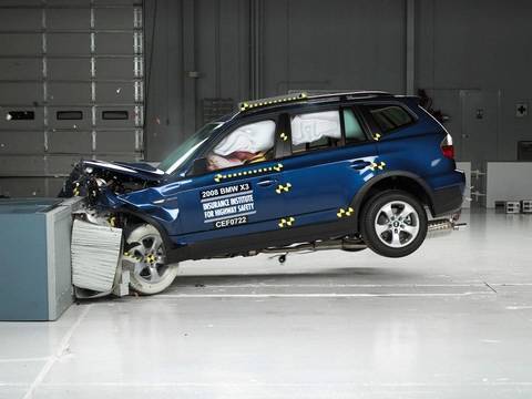 Video crash test BMW X3 E83 od 2007