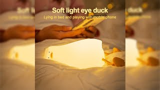 Pratinjau video produk DADA Duck Lampu Tidur LED Bebek Squeeze Phone Holder Warm White 2.5W - K-1096