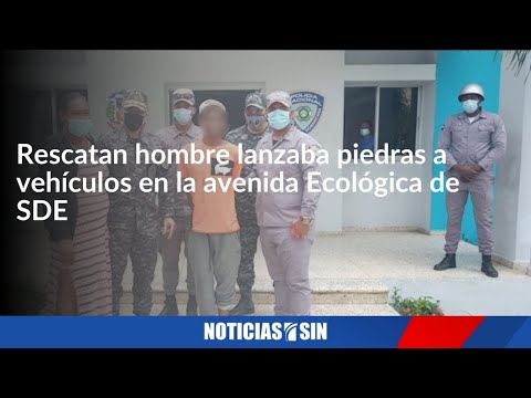 Rescatan hombre lanzaba piedras a vehículos