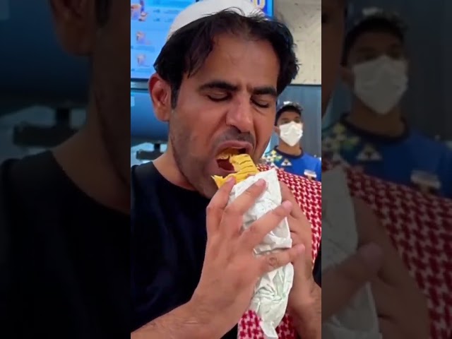 جربت وجبة شباب البومب 😋امسح الكود وحصل سيارة  😅😅😅 #عبدالعزيز_الفريحي