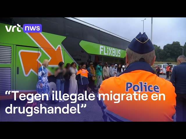 Binnenkomstcontroles van reisbussen op snelweg vanuit Frankrijk