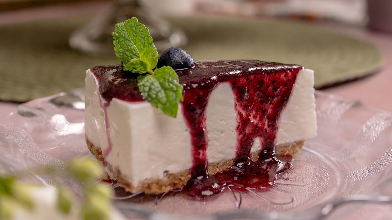 Nepečený cheesecake s borůvkami je jemný a svěží