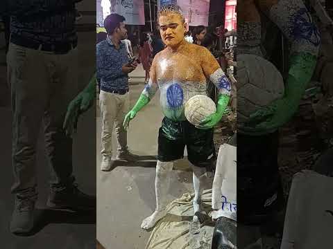 উনি দমদম পার্ক তরুণ সংঘের সামনে দাঁড়িয়ে থাকেন। যদি আপনারা পারেন ওনাকে একটু সাহায্য করবেন।