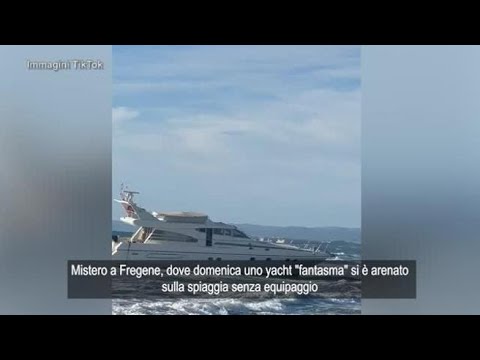 Fregene, yacht «fantasma» compare in spiaggia