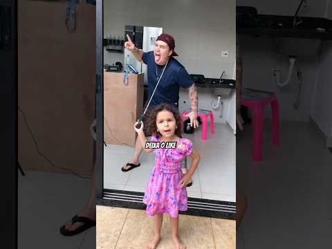 QUANDO A MÃE DEIXA A IRMÃ ME TRATAR IGUAL UM CACHORRO 😂 #shorts