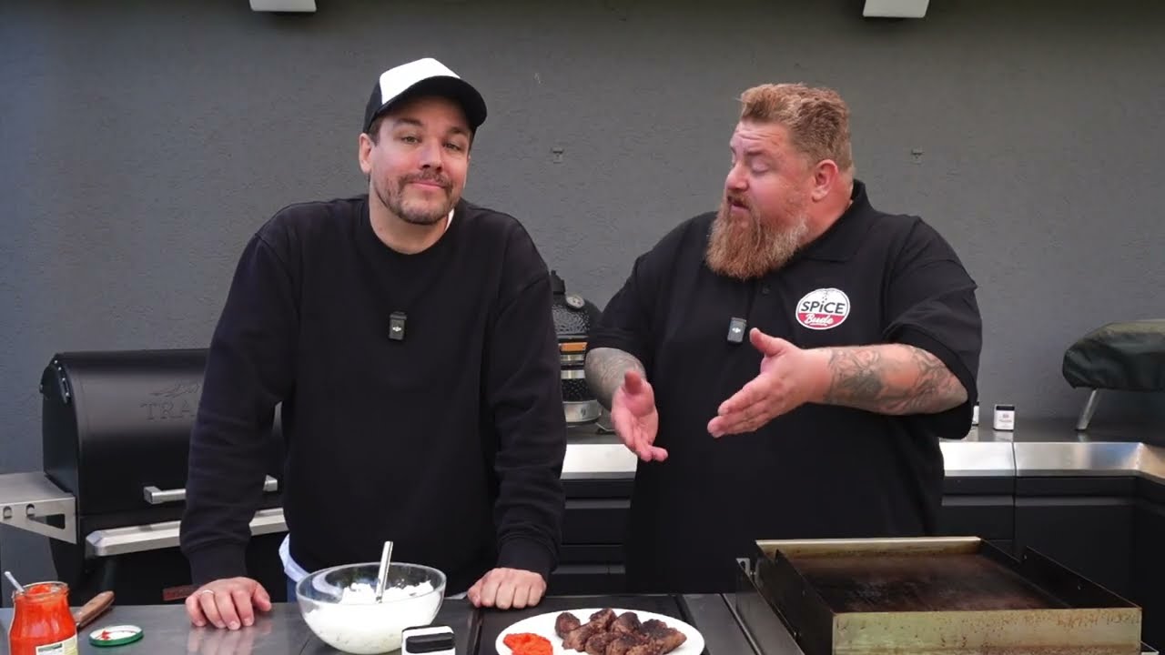 Heute zeigen euch Jan van Weyde und David Nöcker, alias Biggernok's BBQ, wie ihr superleckere Ćevapčići mit der Gewürzmischung Biggers Vapcici von der Spicebude zubereiten könnt! 🌶️ Die Hackfleischmasse wird ganz einfach mit in Wasser aufgeweichtem Biggers Vapcici Gewürz vermischt, zu Röllchen geformt und dann auf der Plancha gebraten. Das Ergebnis? Ein unglaublich aromatisches Gericht, das nicht nur auf der Plancha, sondern auch in der Pfanne oder auf dem Grill perfekt gelingt! 🔥

👉 Gewürze von der Spicebude direkt online bestellen: https://spicebude.de

Wenn dir das Video gefällt, lass uns gerne ein Like da und abonniere den Kanal, um kein Rezept mehr zu verpassen! 👍

📺 Abonniere hier: https://www.youtube.com/@spicebude

Folge uns auch auf Social Media: 
📸 Instagram: https://www.instagram.com/spicebude/
🎵 TikTok: https://www.tiktok.com/@spicebude

GÖNN DIR und viel Spaß beim Nachmachen! 😊