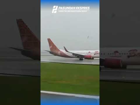 Pesawat Batik Air mendarat dalam kondisi miring viral di media sosial #pesawat #subang #shortvideo