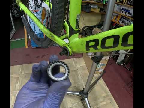How to install square Bottom Bracket | Cum instalezi monobloc pedalier ax pătrat - JNT Bike Serv