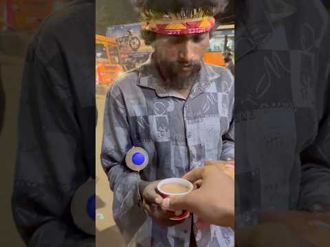 😭 भाई को चाय पीनी थी और मैं आ गया 🥹#humanity #respect #helping #trending #viralvideo