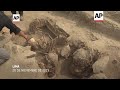 Hallan momias preincaicas cerca de un campo de fútbol en Lima  - 01:38 min - News - Video