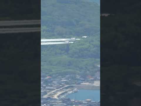 絶景！ブルーインパルスが目線の下を駆け抜け瀬戸内海をバックにデルタループ！