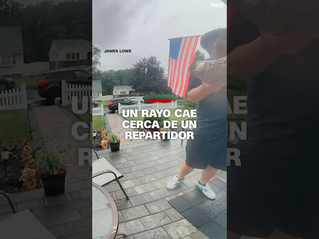 Un rayo cae cerca de un repartidor