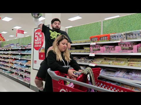 Дечкото кој знае како да ужива во шопингот со неговата девојка