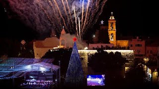 شجرة عيد الميلاد تضيئ ساحة كنيسة المهد في بيت لحم بالضفة الغربية المحتلة