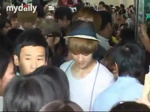 120806 EXO Arriving at Gimpo Airport - Luhan & Baekhyun got pushed & Luhan fell