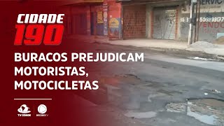 Buracos prejudicam motoristas, motocicletas e pedestres e pedestres no bairro Aracapé