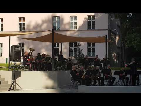 Kadr z filmu Miejska Orkiestra Dęta Bolesławiec - Muzykowanie nad Skorą
